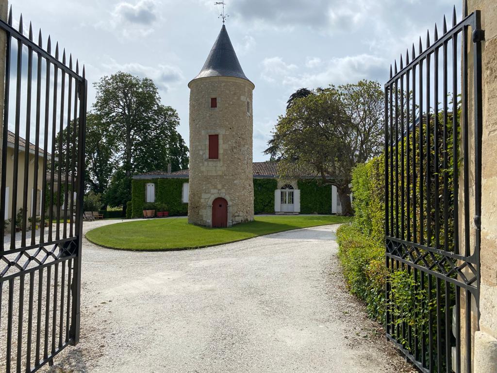 Château Latour-Martillac – renomowany producent win z Bordeaux, Cru Classé de Graves z apelacji Pessac-Léognan, oferujący eleganckie czerwone i białe wina francuskie premium