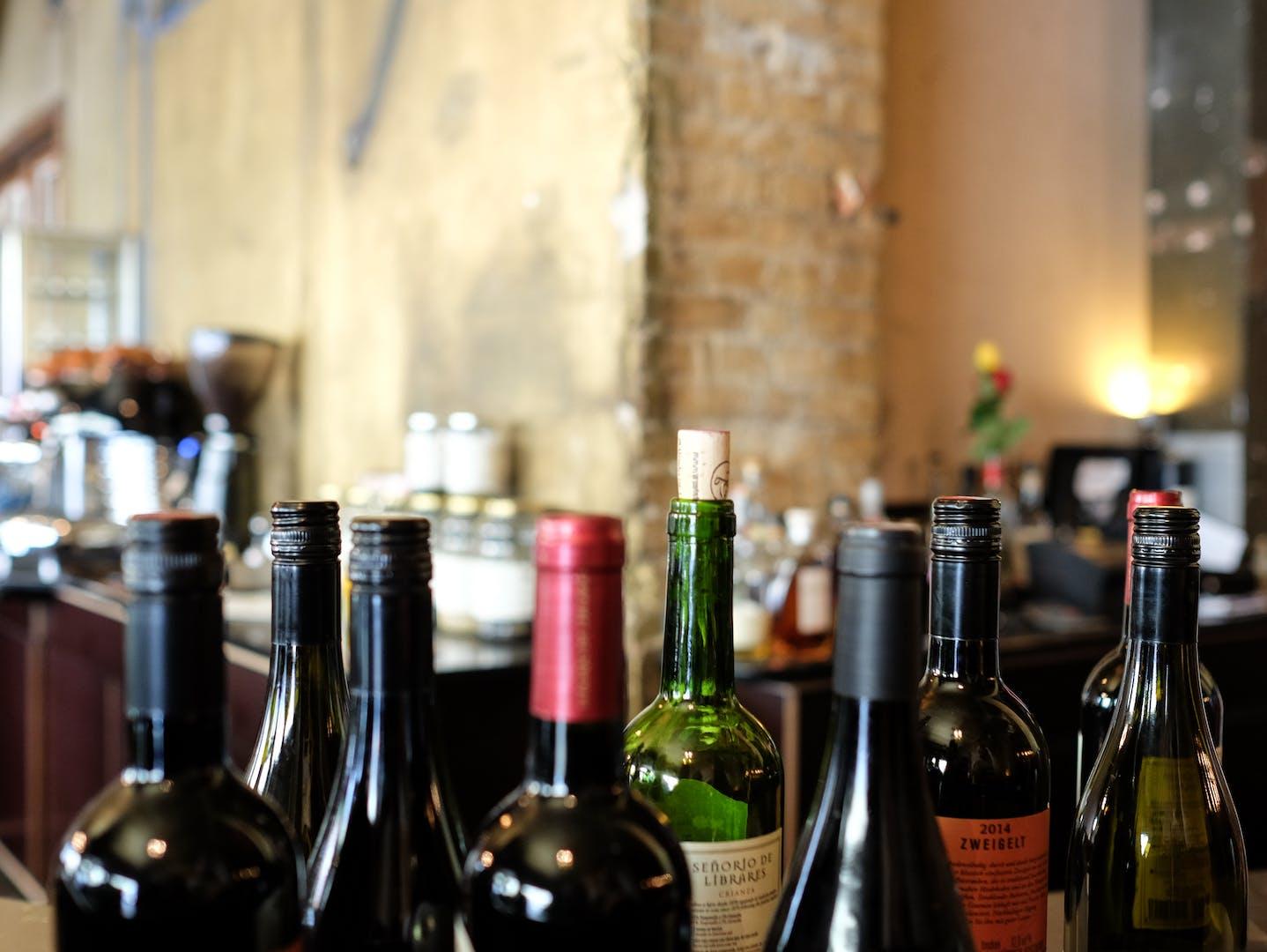 Wino wytrawne vs półwytrawne: rozróżnianie i wybór idealnego 